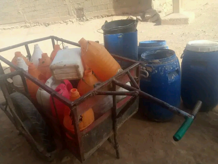 صورة لساكنة تنزولين مع معركة العطش صورة من صفحة مجموعة شباب تنزولين للتغيير